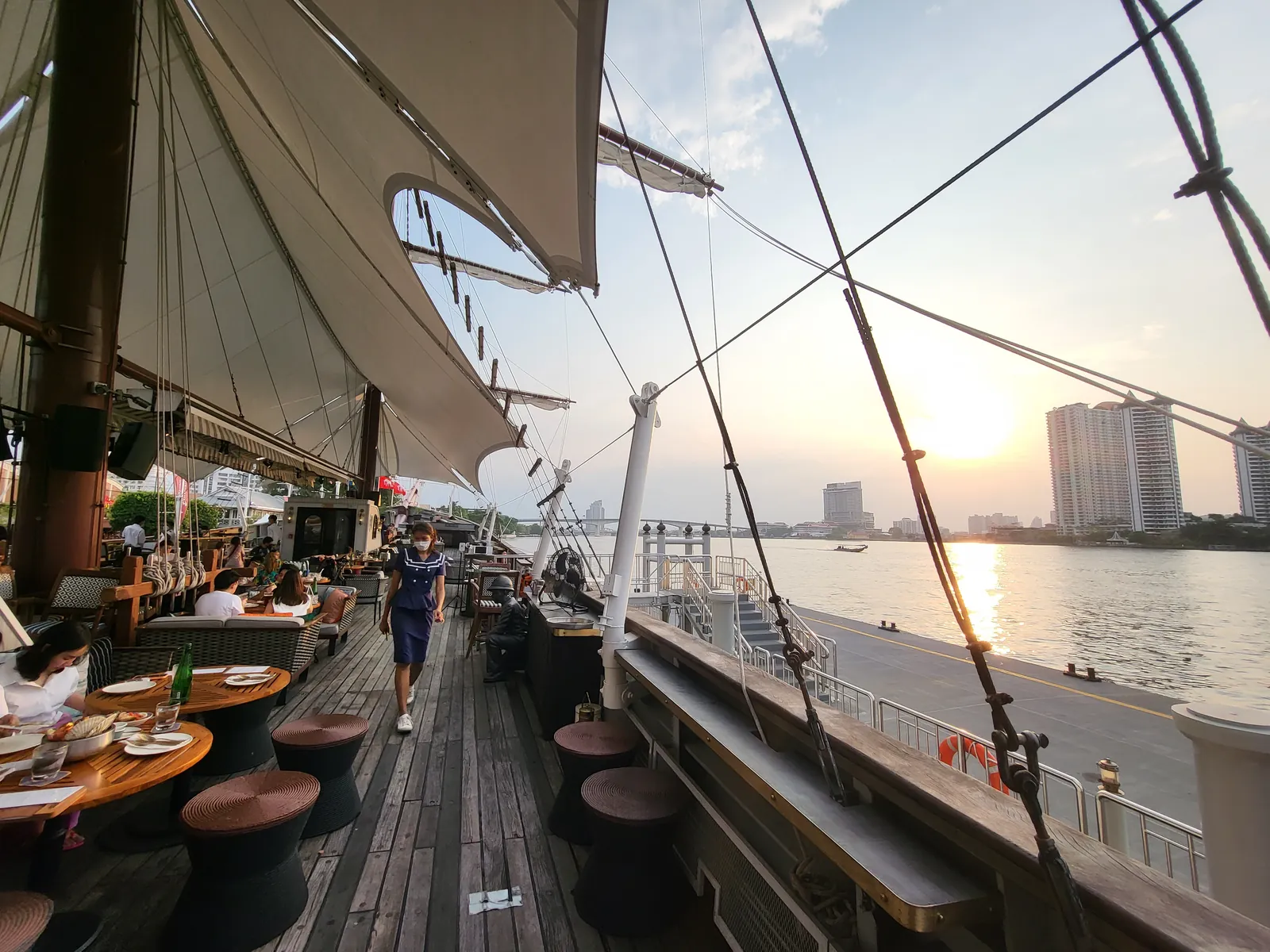 Sirimahannop 甲板帆索、餐桌與湄南河夕陽