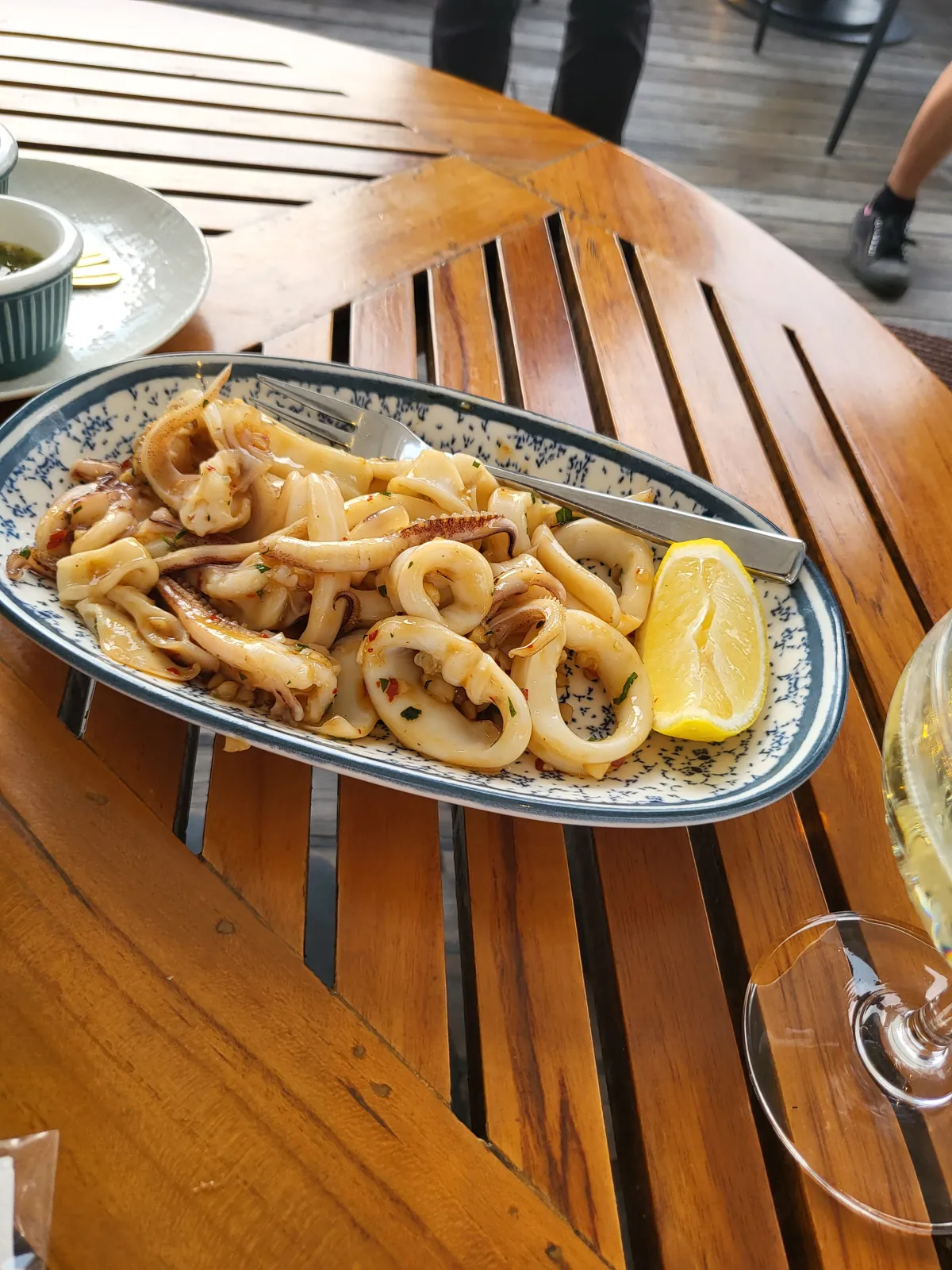 Sirimahannop 造訪當日的魷魚料理，搭配檸檬與沾醬
