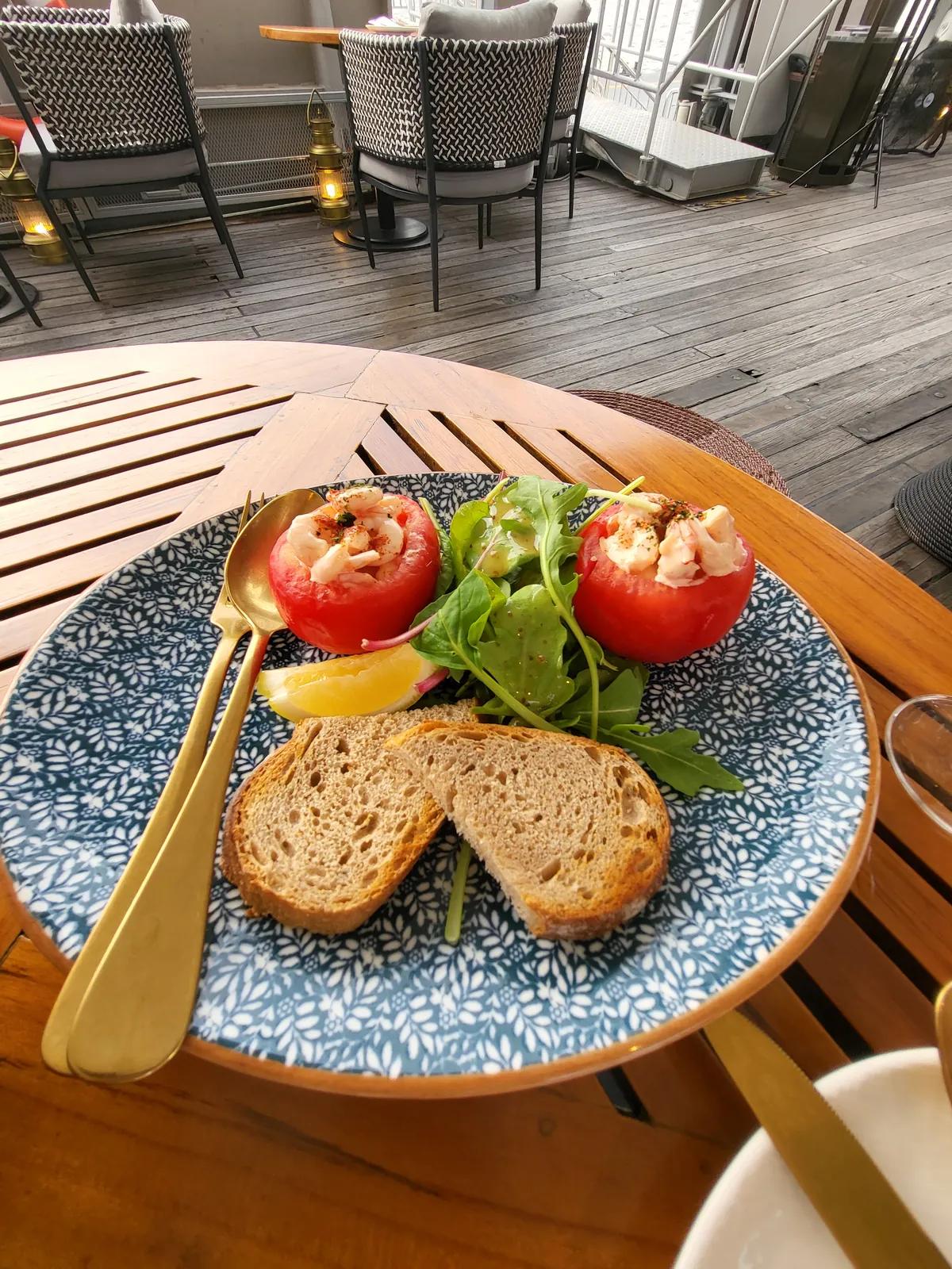 Sirimahannop 實拍番茄與烤麵包前菜