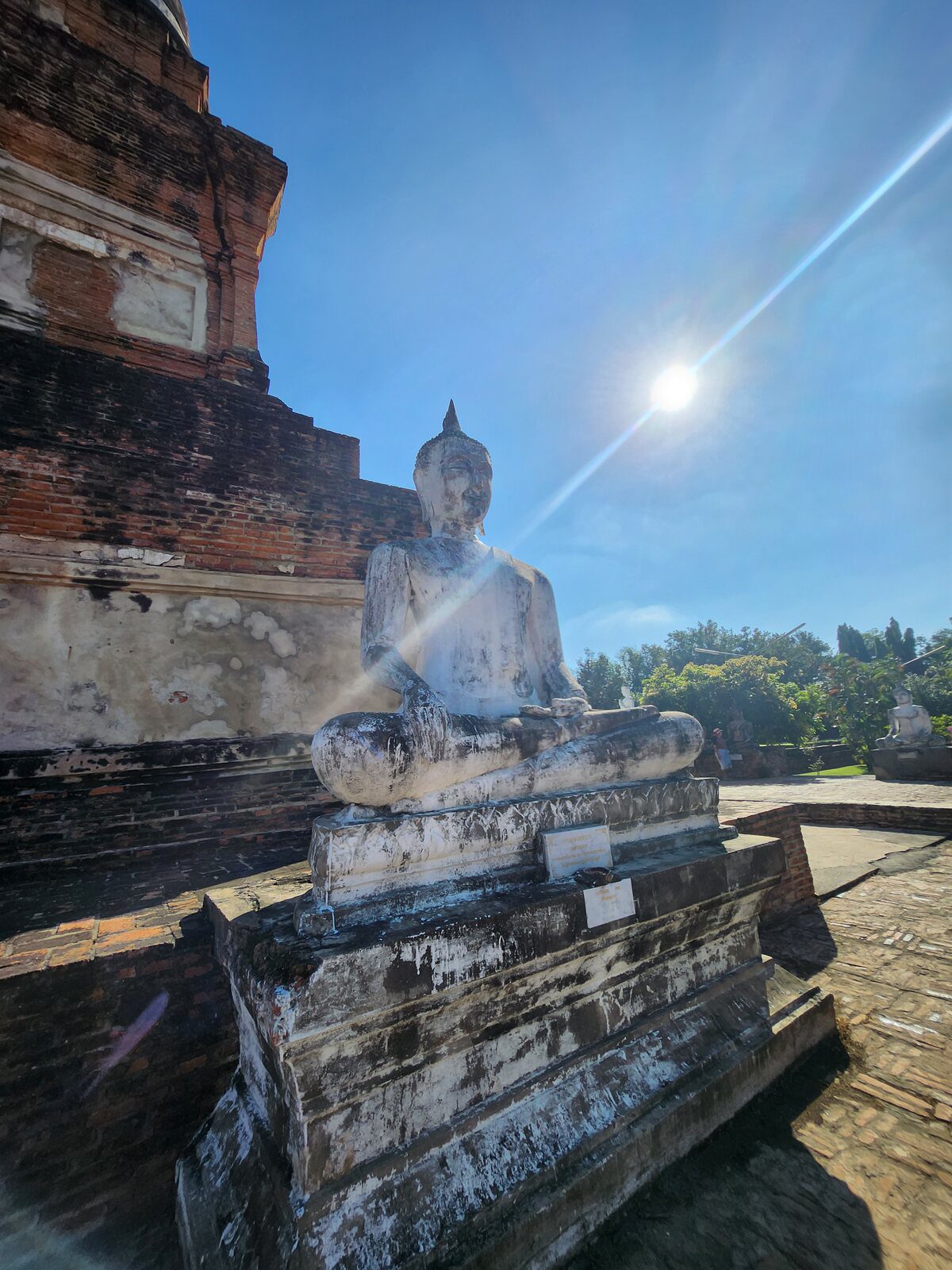 佛塔旁的崖差蒙空寺坐佛近景