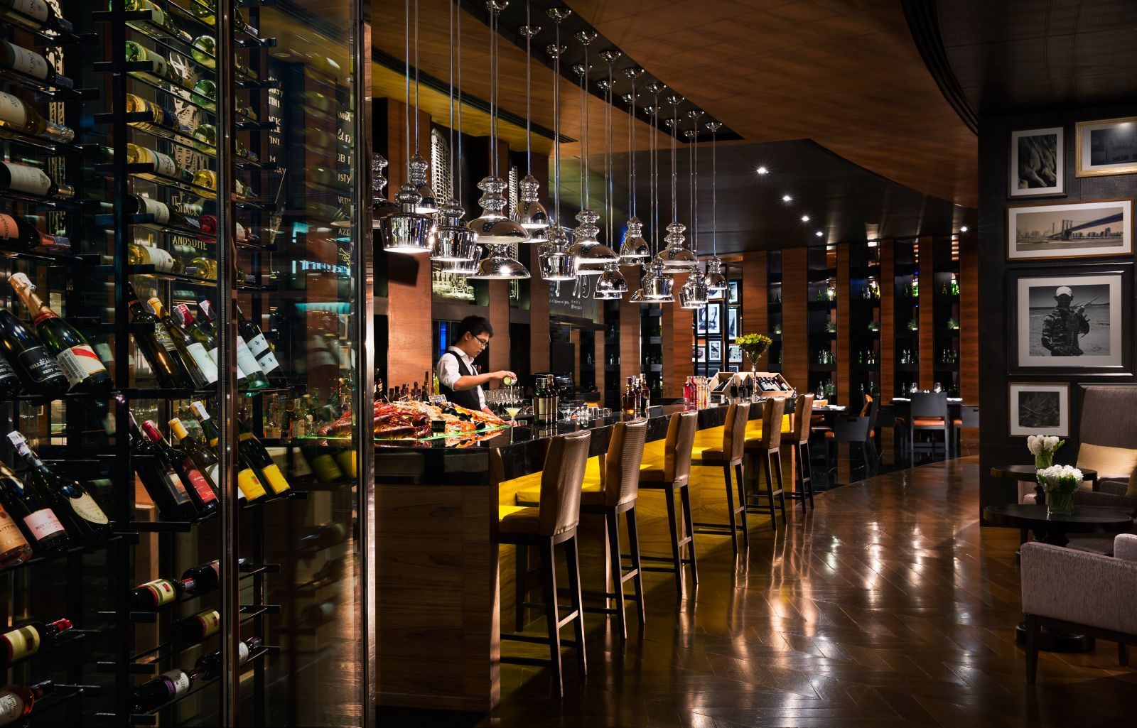 曼谷蘇坤逸萬豪酒店 The District Grill Room 的酒櫃與座位