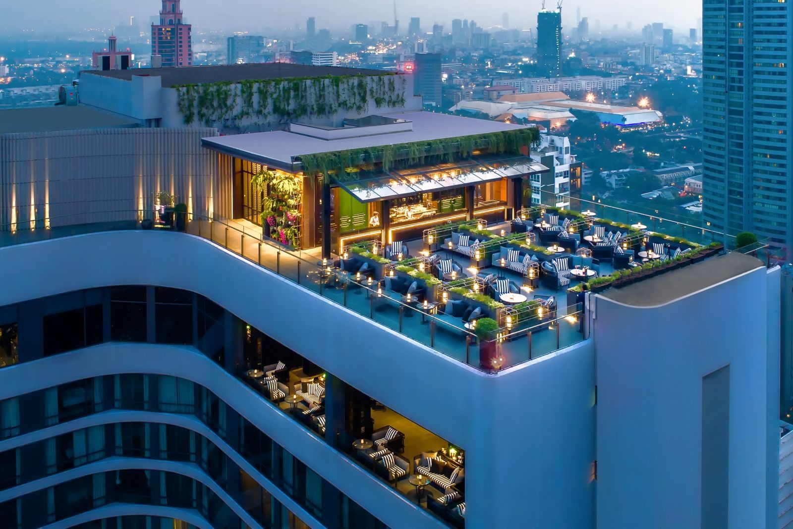 曼谷萬豪侯爵皇后公園酒店 屋頂 ABar Rooftop 的空拍與蘇坤逸天際線