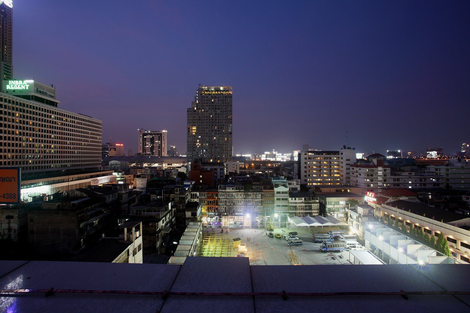 從飯店高處望向夜晚的市區，街道與周邊大樓亮著燈