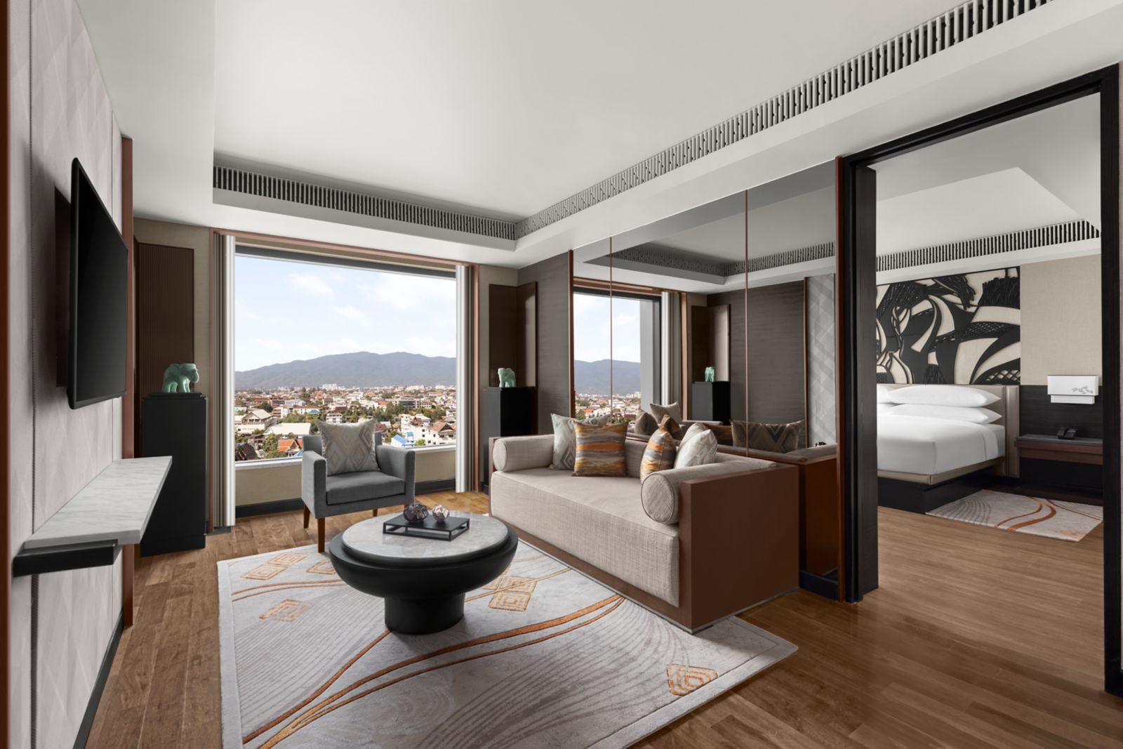 清邁萬豪酒店 Club Suite 的獨立客廳與大面窗景