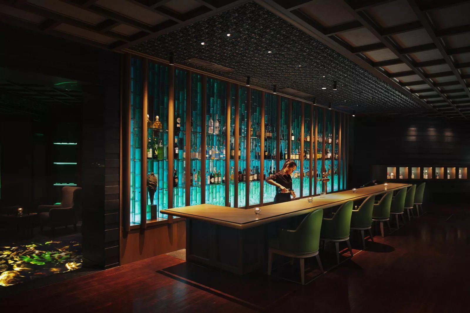 曼谷倫披尼公園皇冠假日酒店 The Finishing Post 酒廊的藍色酒櫃與吧台