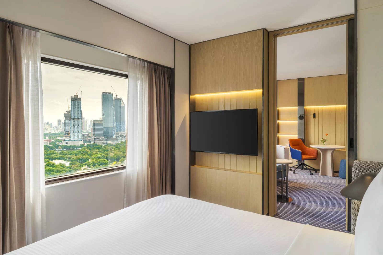 曼谷倫披尼公園皇冠假日酒店 Junior Suite 的倫披尼公園景與小廚房