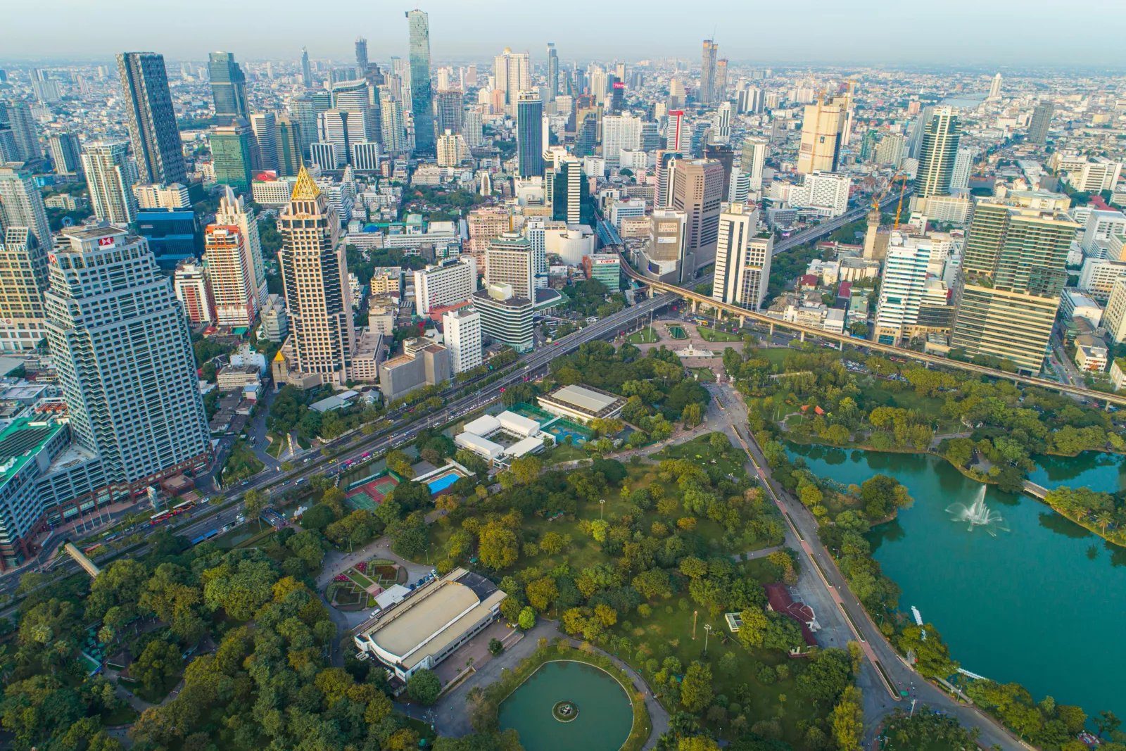 曼谷倫披尼公園皇冠假日酒店 從高處看倫披尼公園與是隆的天際線
