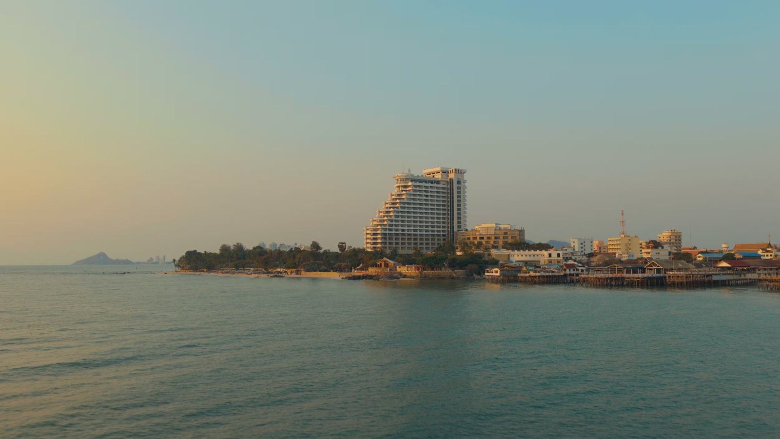 從海上看華欣海岸，弧形的飯店高樓立在一排低矮建築之間