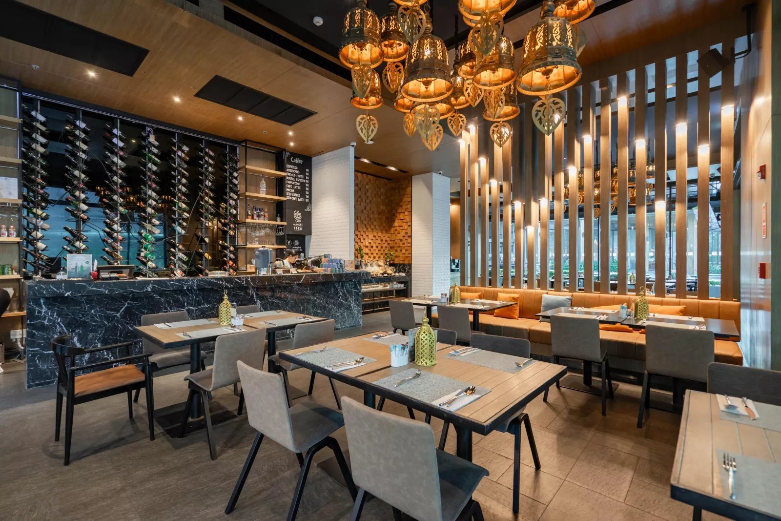甲米奧南海灘假日度假村 Rakhang Thai Bistro & Bar 的用餐區