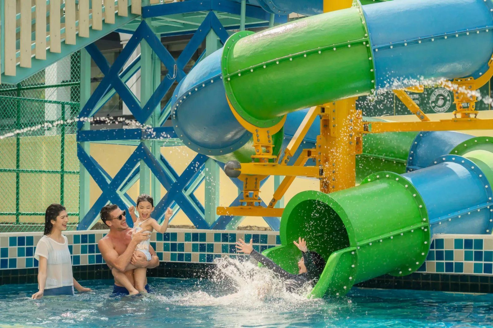 普吉島芭東假日度假村 Splash Zone 的滑水道與一家人