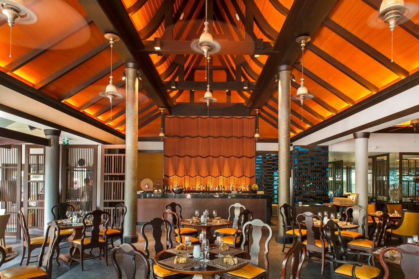 普吉島芭東假日度假村 Charm Thai 餐廳的泰式屋頂與用餐區