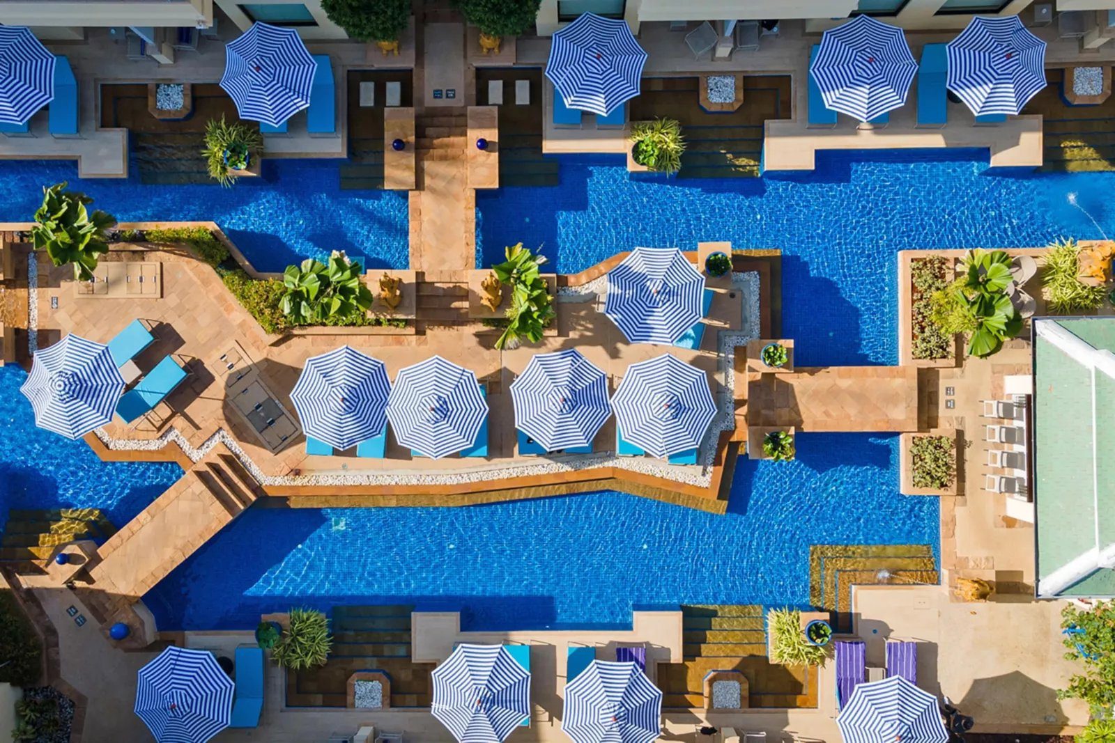 普吉島芭東假日度假村 Busakorn Premium Wing 泳池與藍白遮陽傘的空拍