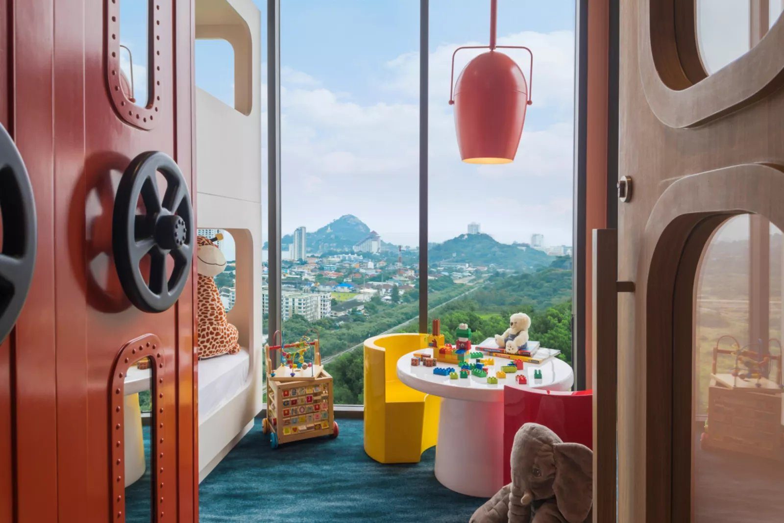 華欣 Vana Nava 假日度假村 Kids Suite 的上下舖與帳篷