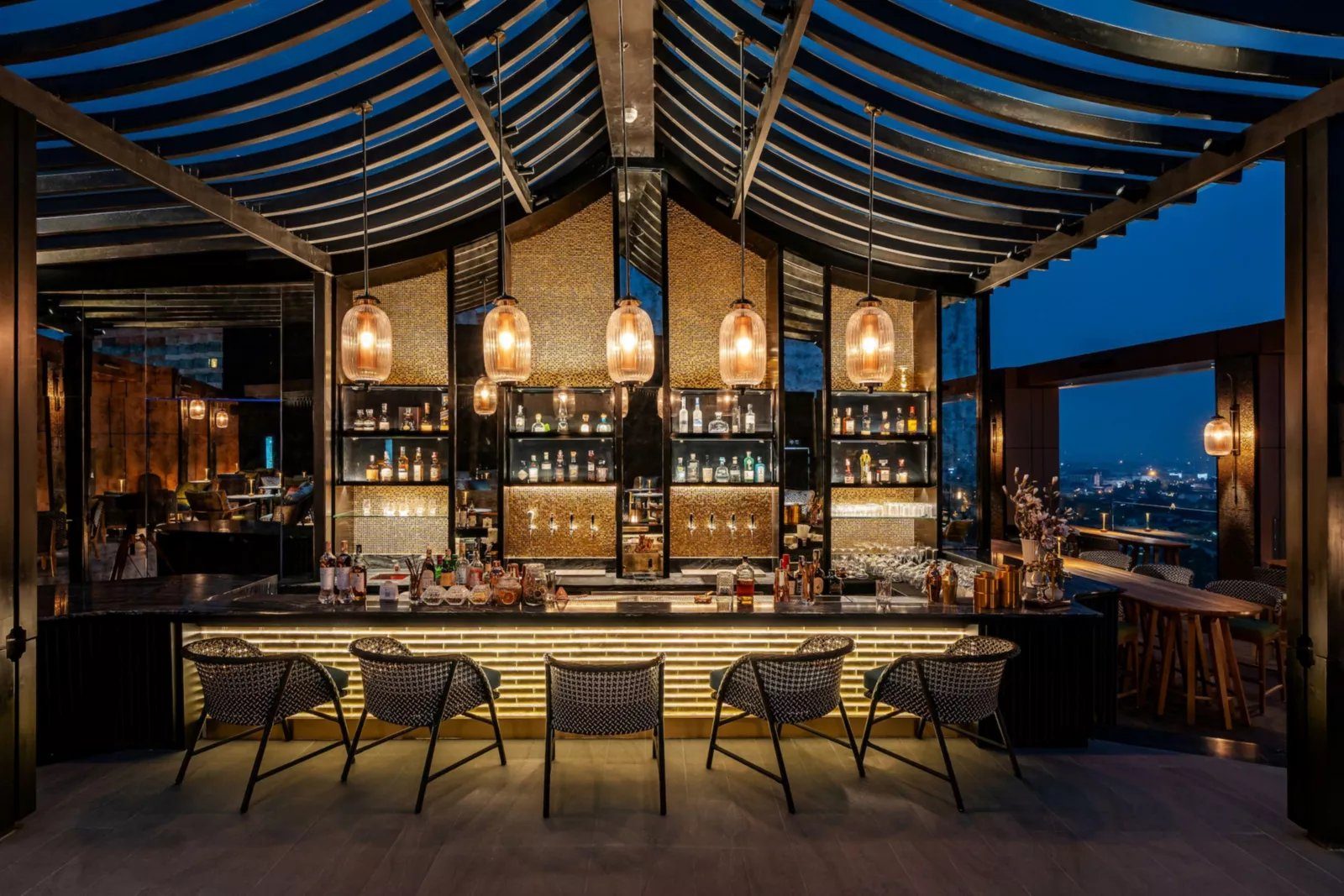 清邁湄濱洲際酒店 HONG’s Sky Bar 的吧台與夜色