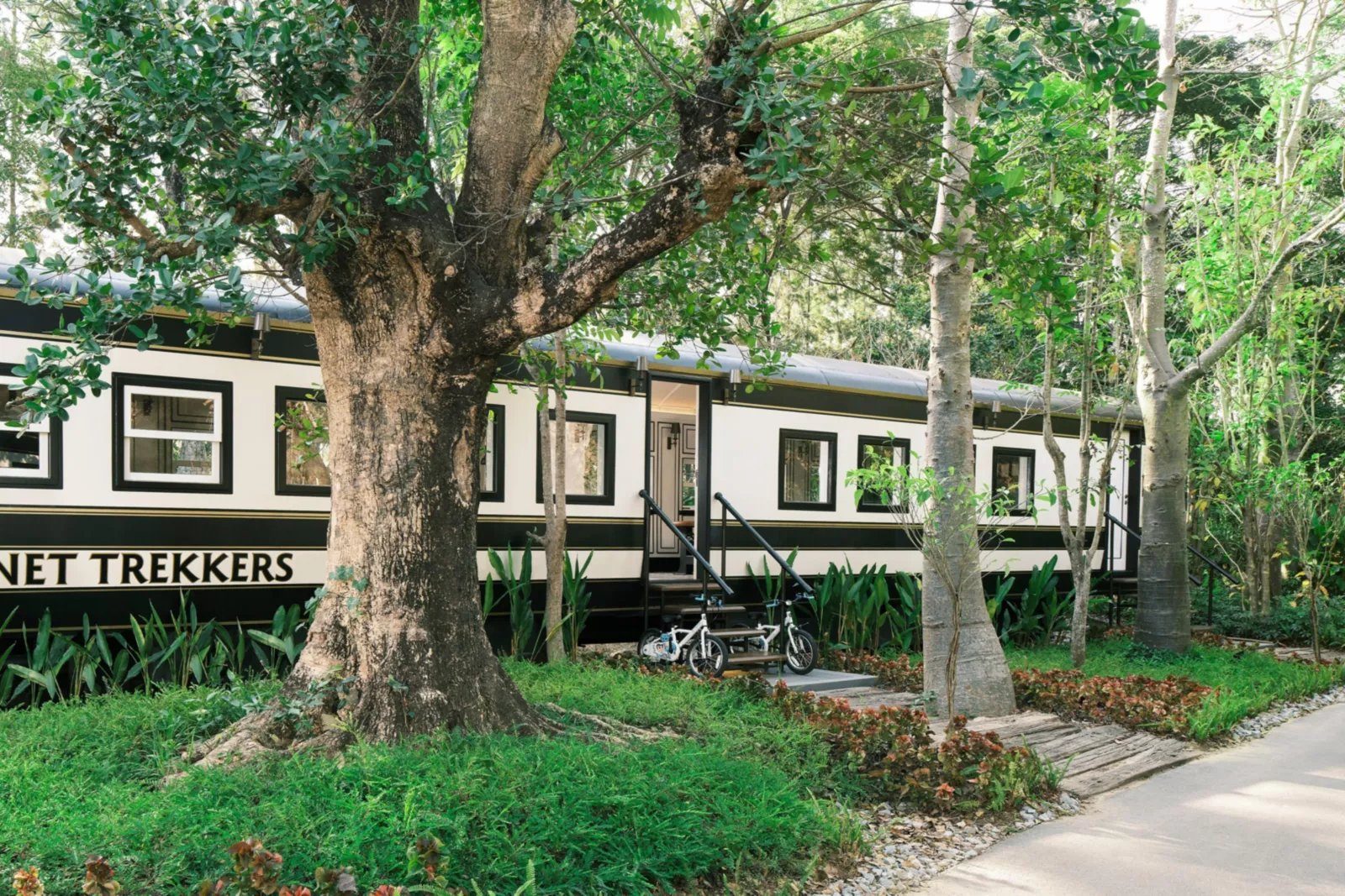 考艾洲際度假村 Planet Trekkers 遊樂場與樹下的車廂