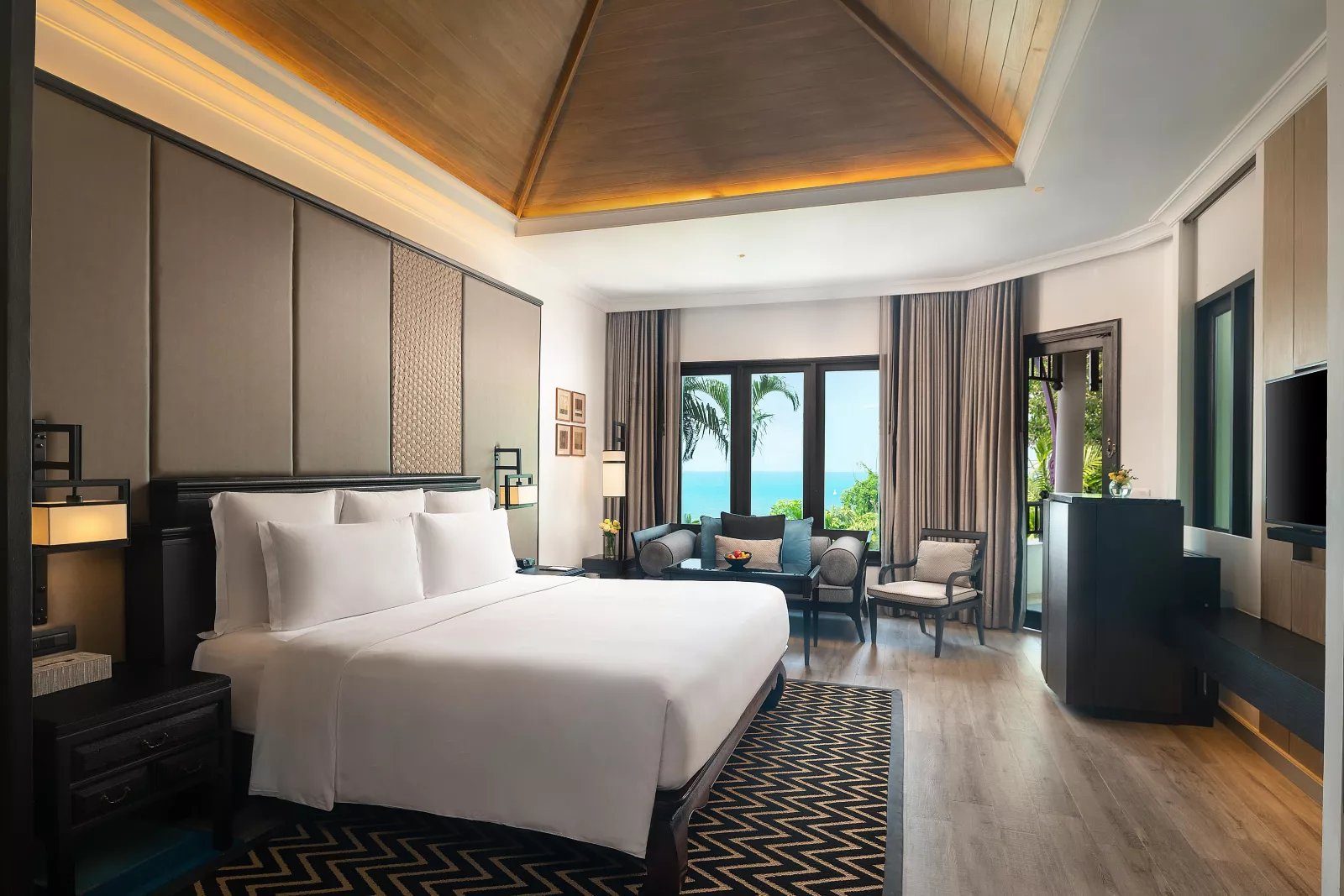 芭達雅洲際度假村 Junior Suite 的大床與海景窗