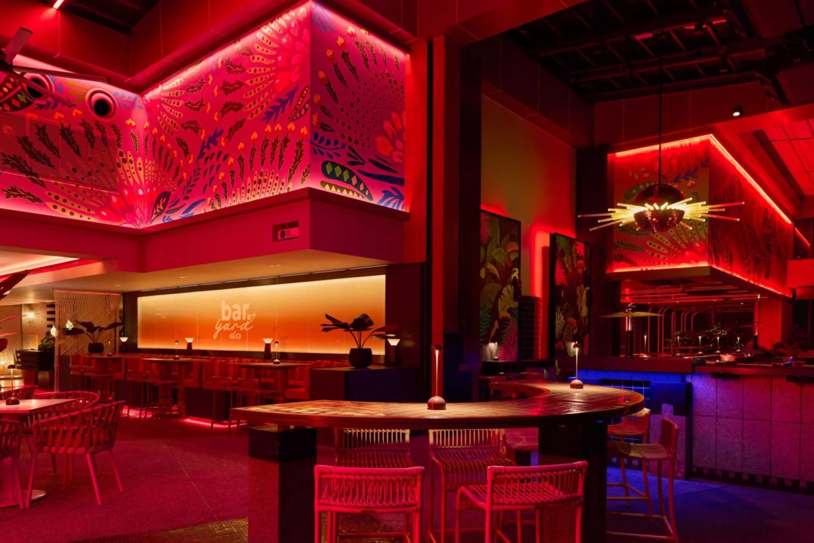 曼谷 Kimpton Maa-Lai 酒店 Bar.Yard 屋頂酒吧的紅色霓虹與吧台