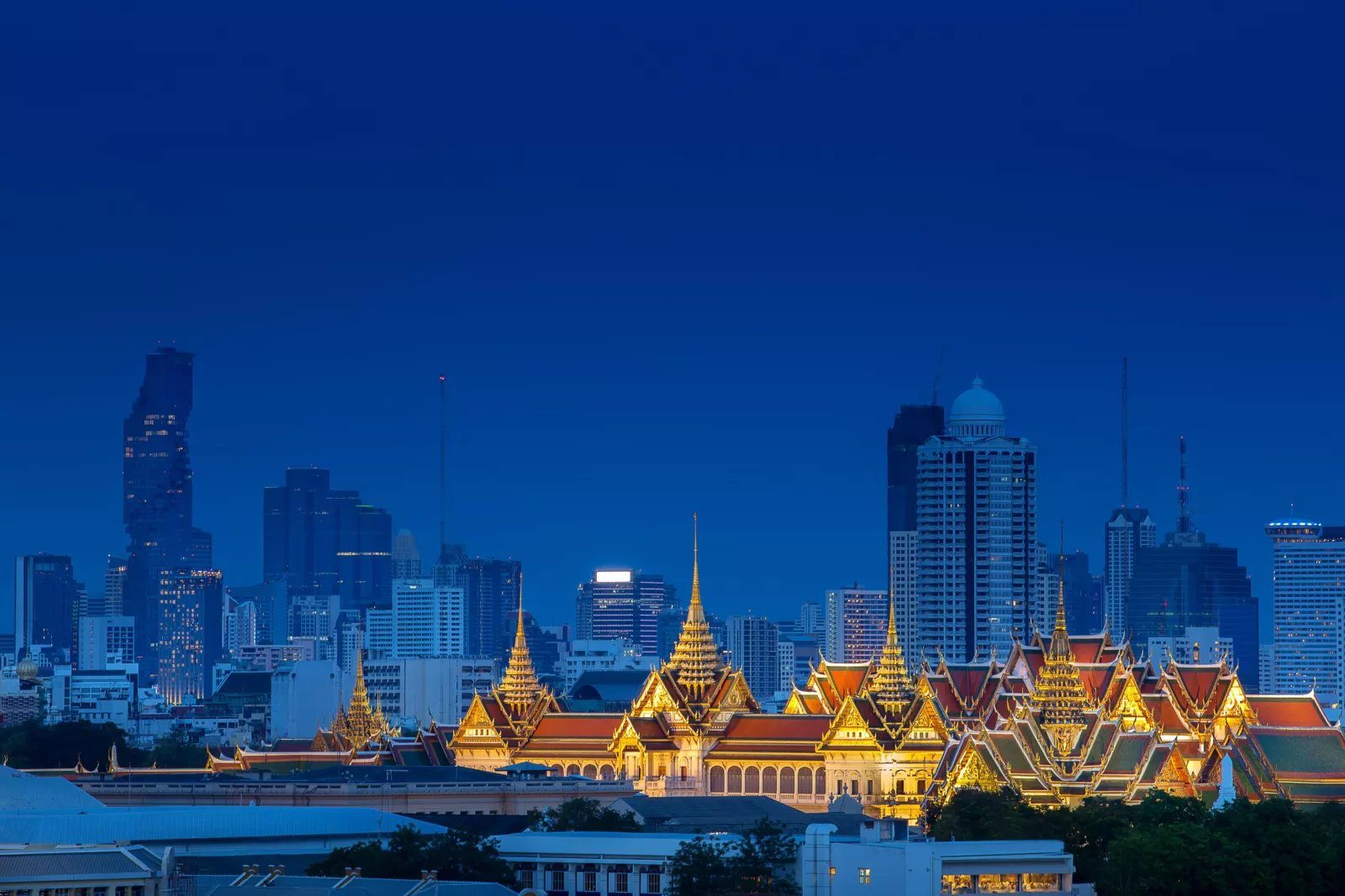 曼谷 Kimpton Maa-Lai 酒店 曼谷夜景：燈光下的大皇宮與市區天際線