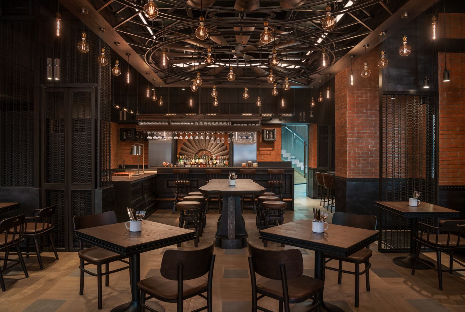 曼谷艾美酒店 Rolling Ribs 燒烤餐廳的用餐空間