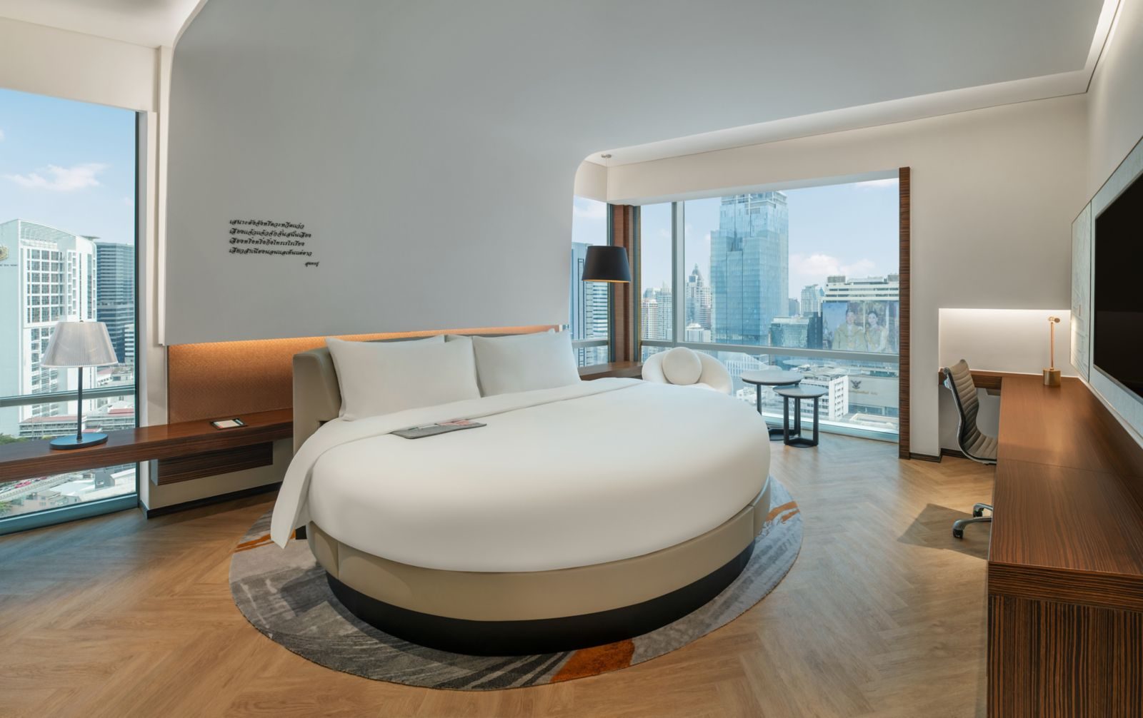 曼谷艾美酒店 Circle Wellness Club 房型的圓形床與落地窗