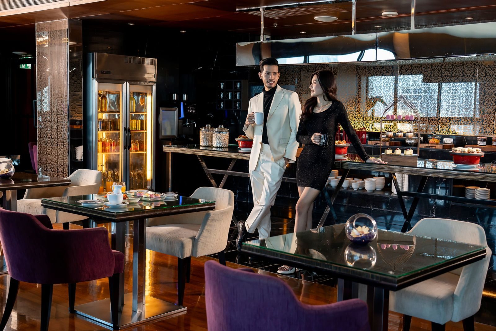 曼谷拉差帕頌萬麗酒店 Club Lounge 的座位與酒吧檯