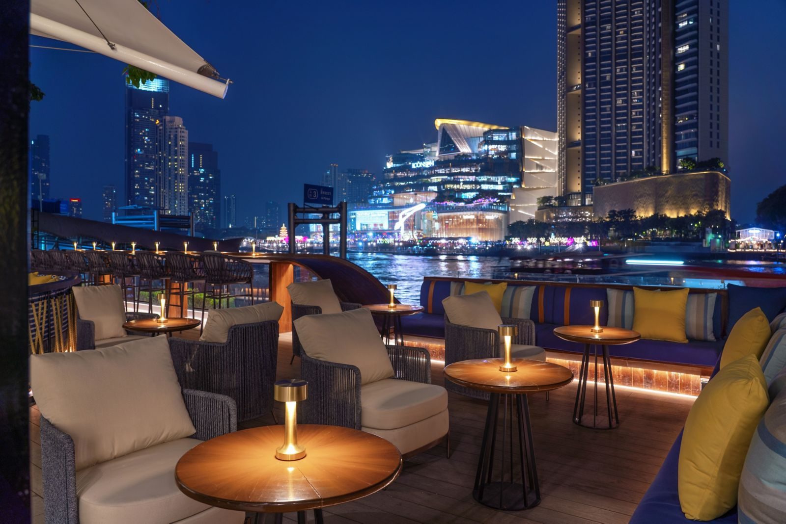 曼谷皇家蘭花喜來登酒店 Siam Yacht Club 的河景夜間座位