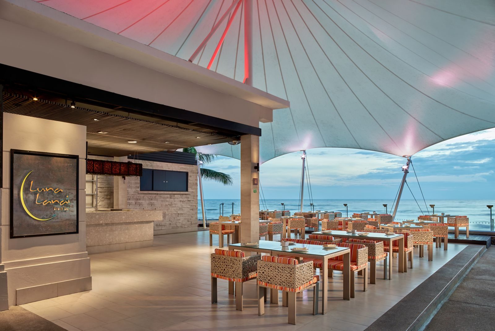華欣喜來登度假村 Luna Lanai 海濱餐廳的座位與海景