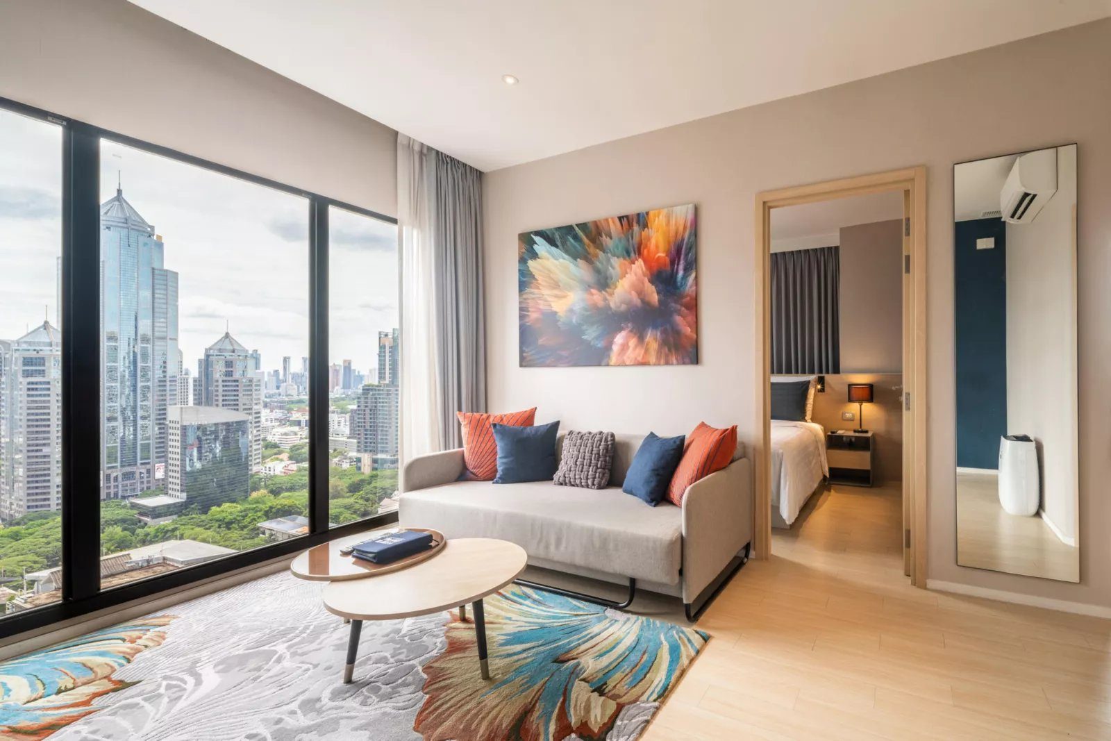 曼谷盛鴻中城酒店 One Bedroom Sky Suite 的客廳與落地窗