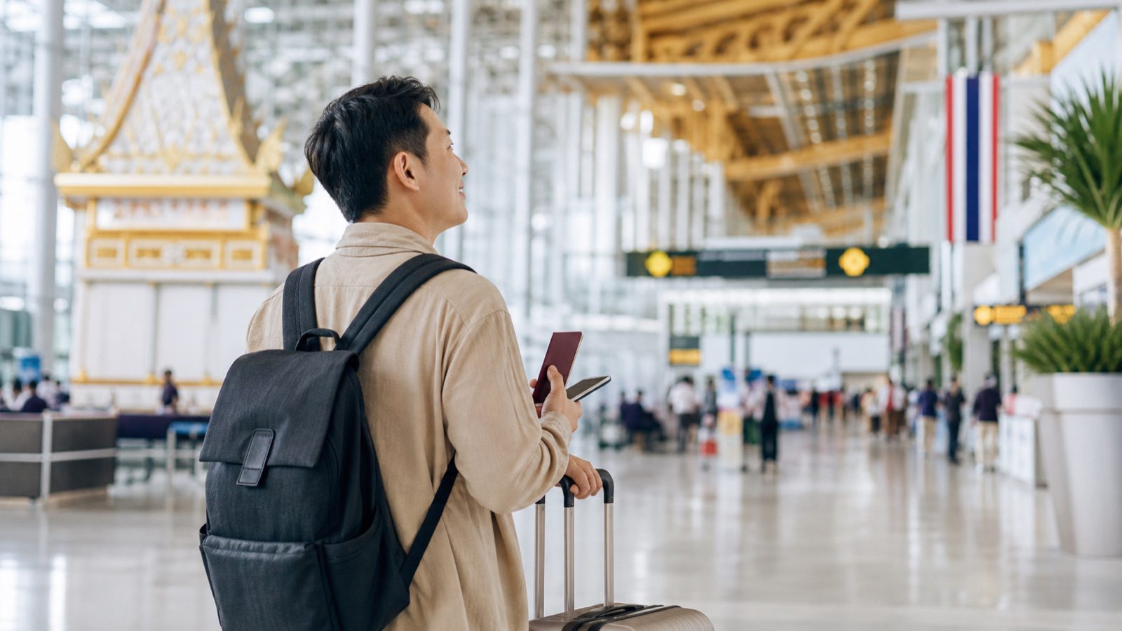旅客持護照與行李抵達泰國機場,準備辦理入境手續