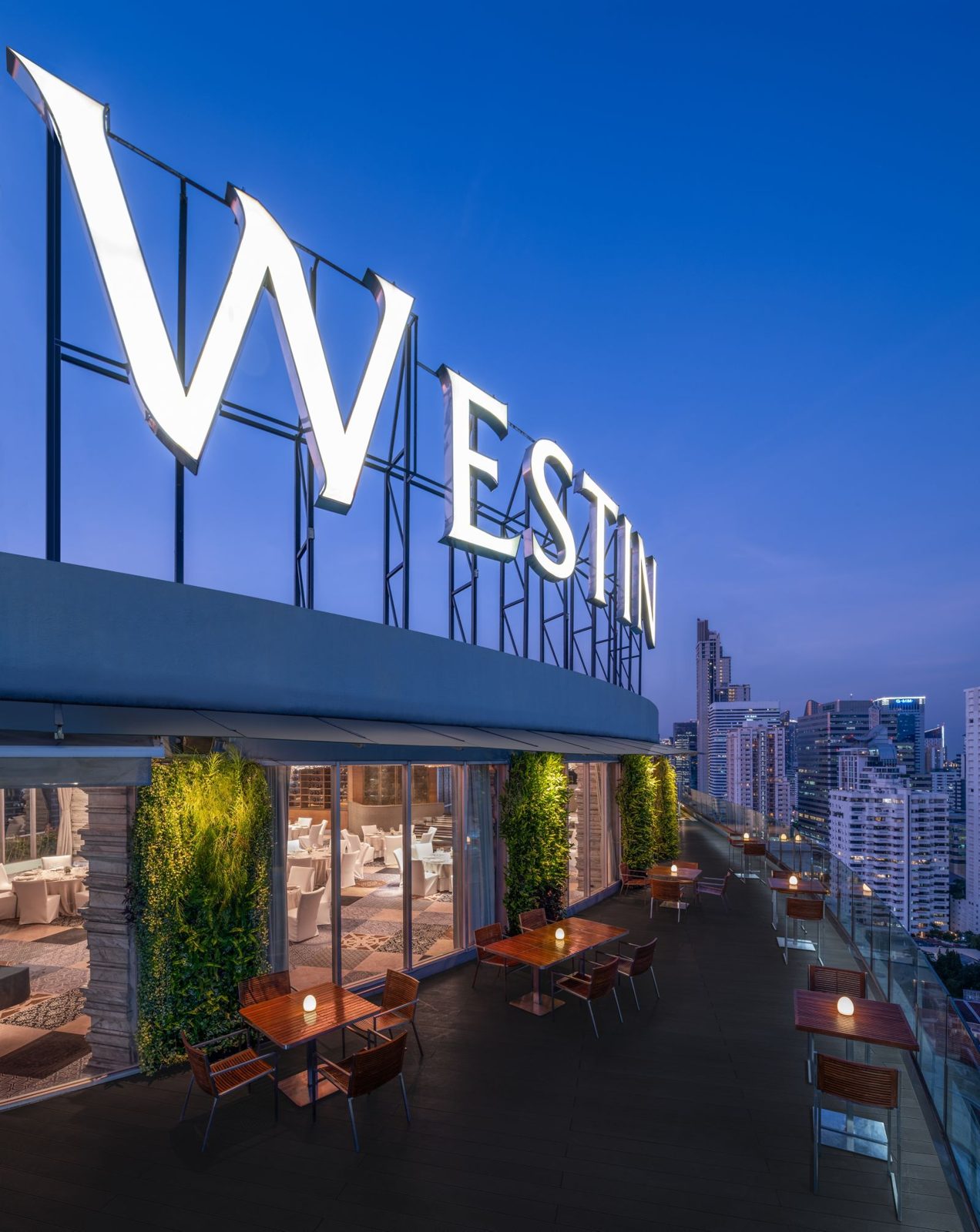 曼谷蘇坤逸威斯汀大酒店 屋頂露台的招牌與周邊天際線