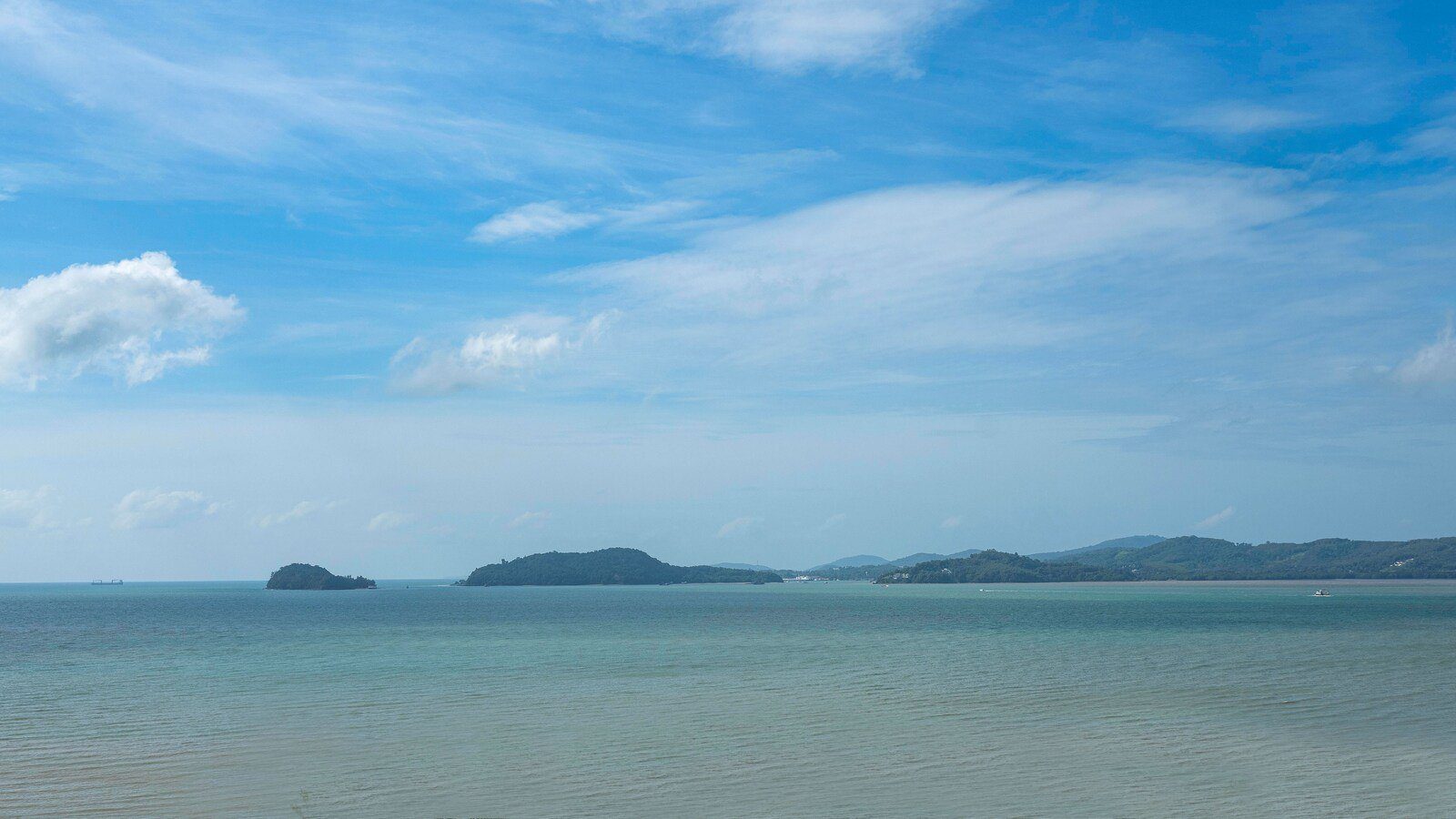 從高處看出去的西瑞灣，藍色海面上散著幾座綠色小島