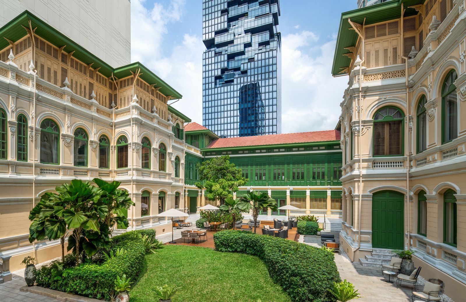 曼谷 W 酒店 百年洋樓 The House on Sathorn 與後方的玻璃塔