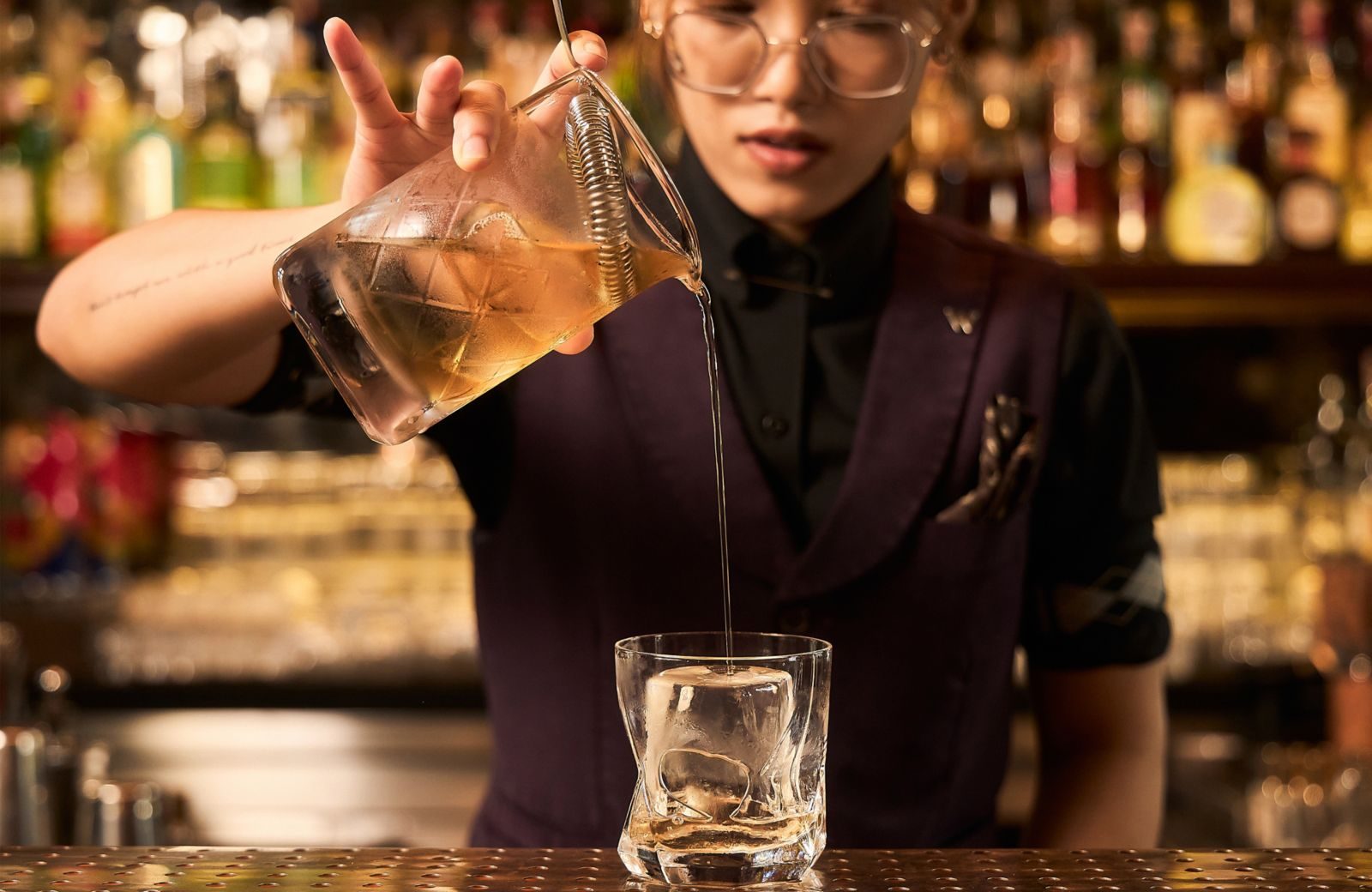 曼谷 W 酒店 調酒師在 Bar Sathorn 倒酒