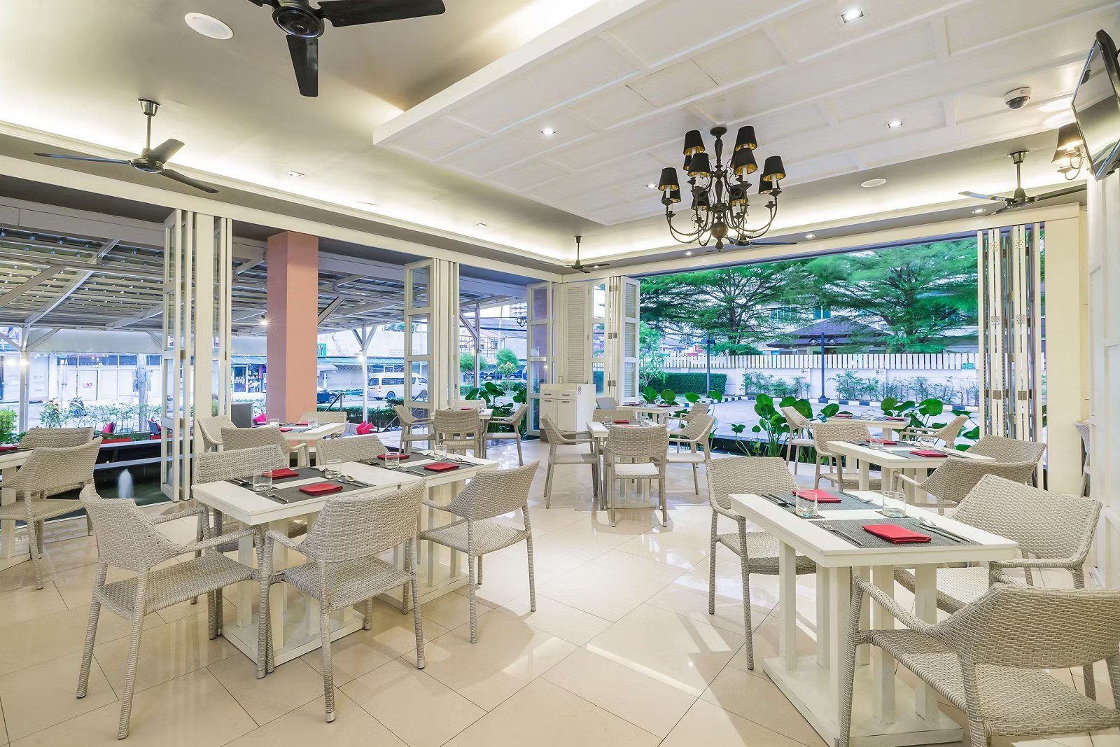普吉芭東海灘貝斯特韋斯特飯店，餐廳用餐空間