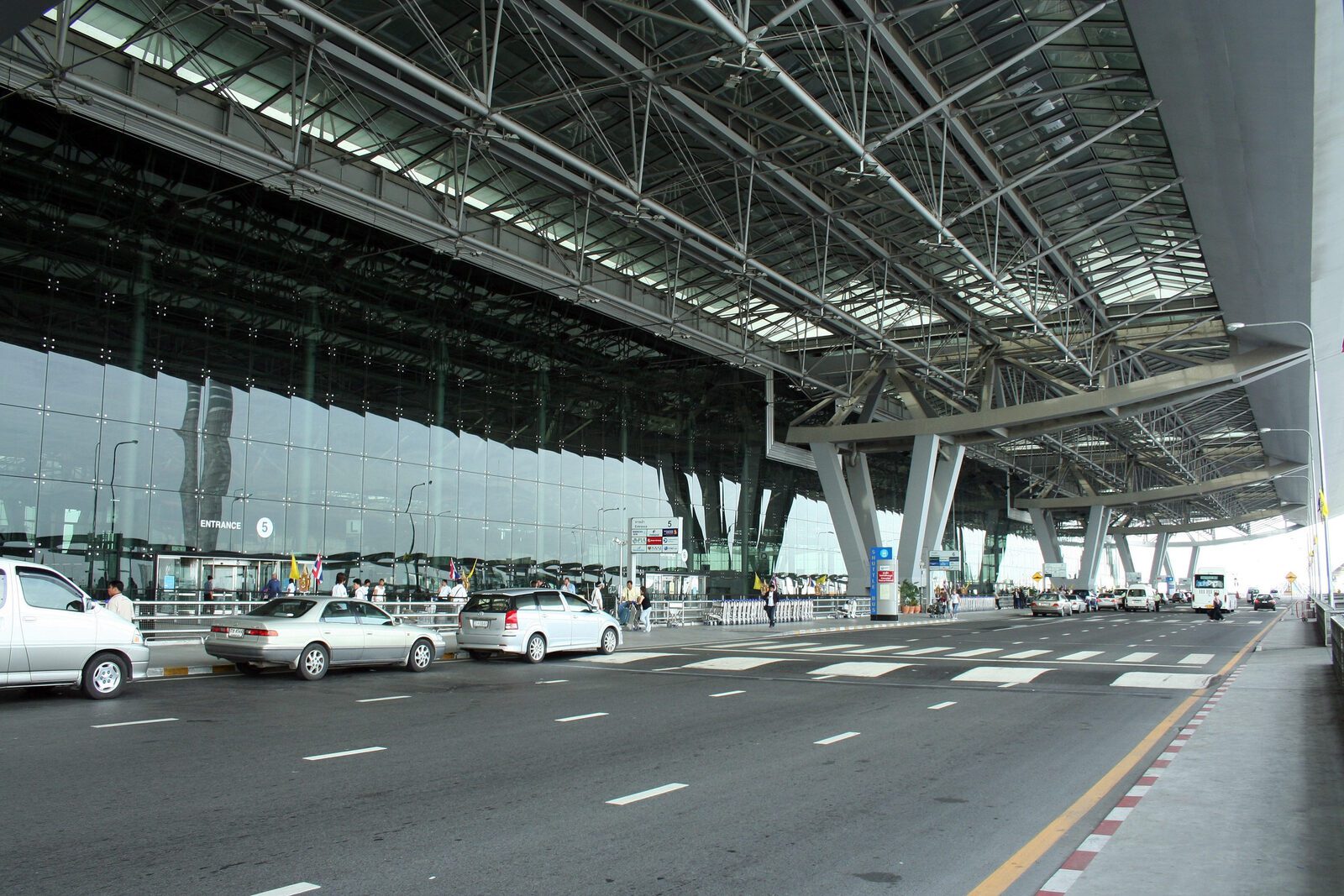 機場航廈外側玻璃帷幕、車道與旅客出入口實拍