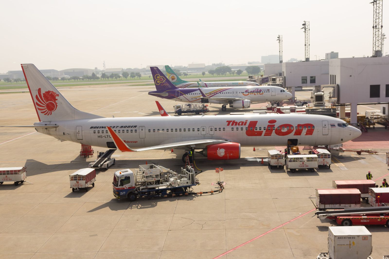 廊曼機場停機坪上的泰國獅航與泰國微笑航空客機