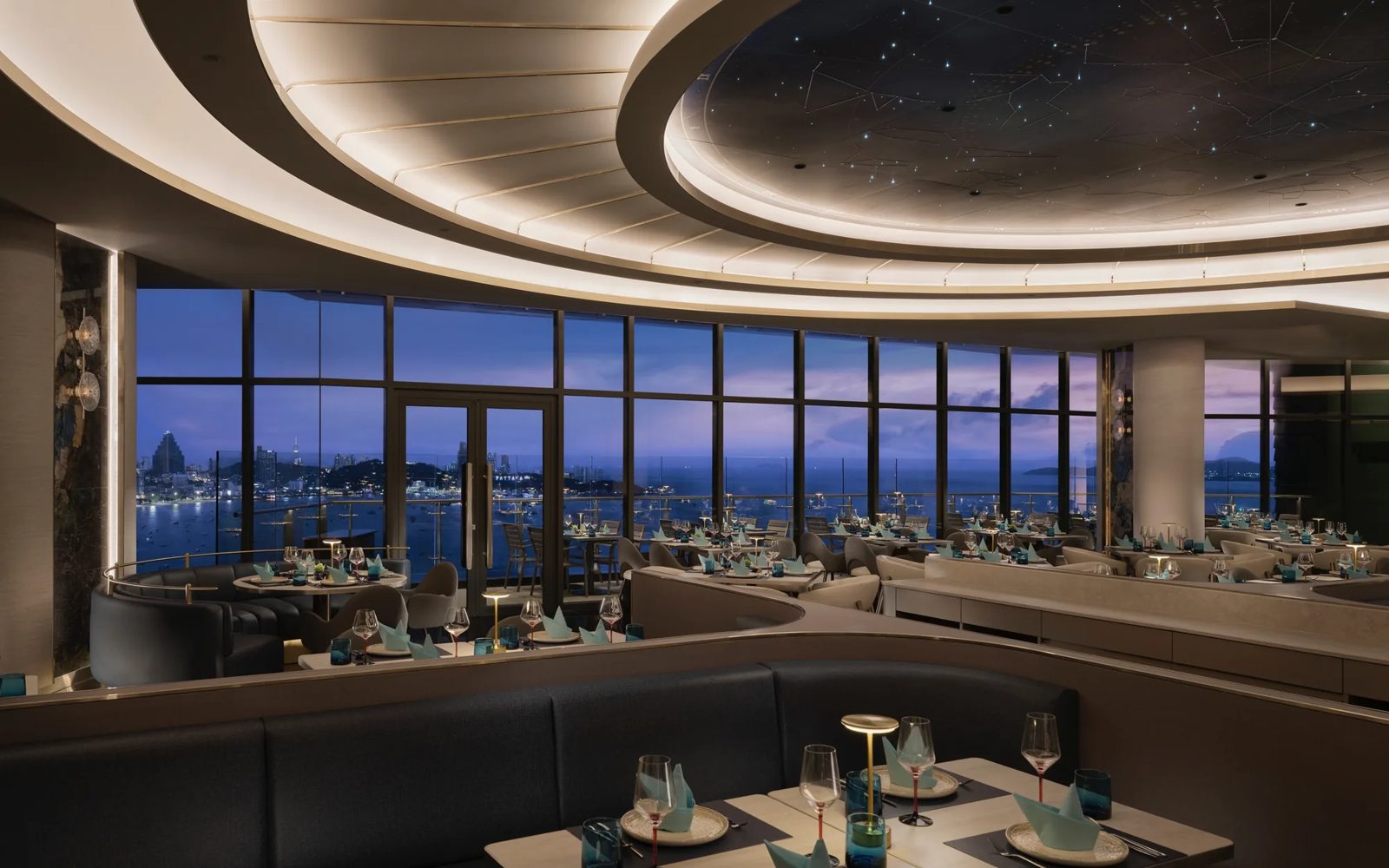 33 樓 Blue Atlantis Rooftop Restaurant 的環形用餐區與落地窗