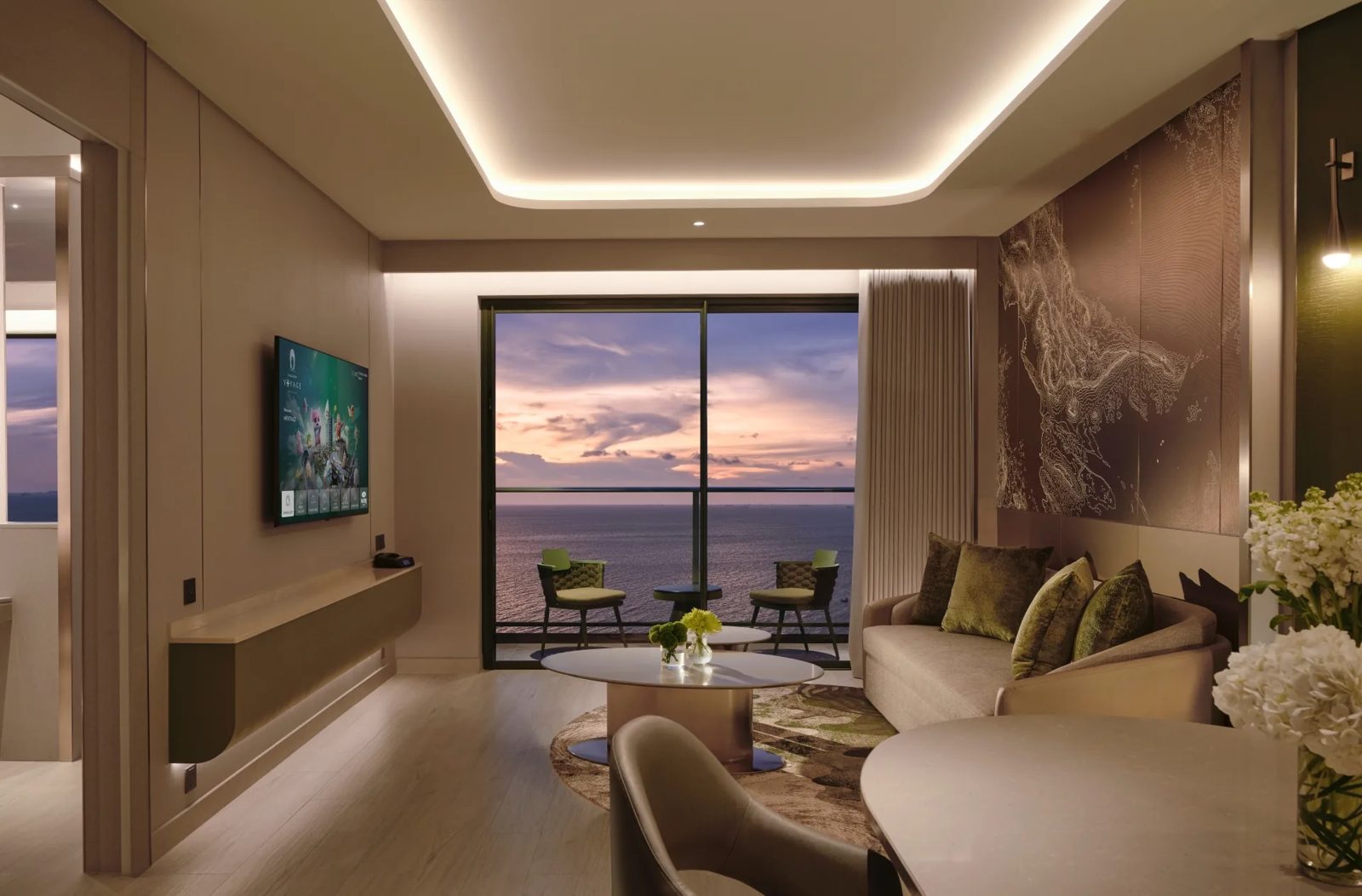 Voyage Panoramic Suite 的客廳與海景落地窗