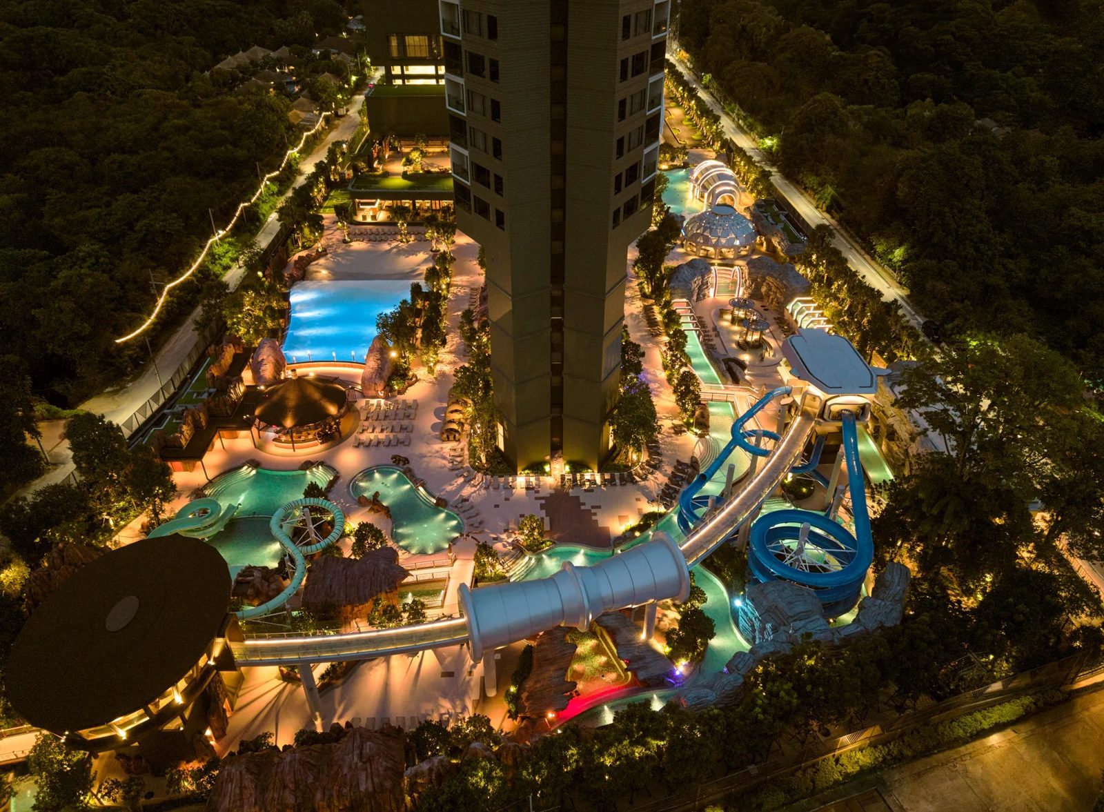 夜晚燈光下的 Time Traveller Water Park 空拍
