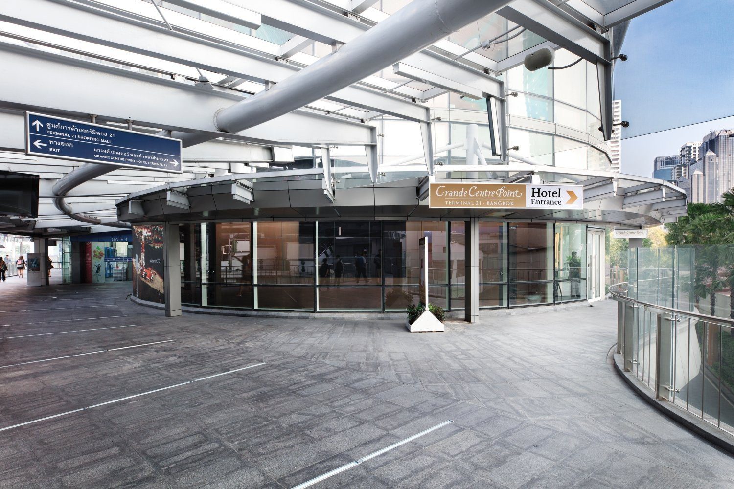 BTS 層通往飯店入口的通道（圖：Grande Centre Point Terminal 21／官網）