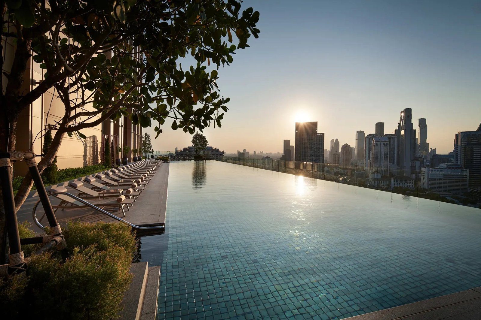 Sky Pool 無邊際泳池與城市天際線（圖：Grande Centre Point Lumphini／官網）