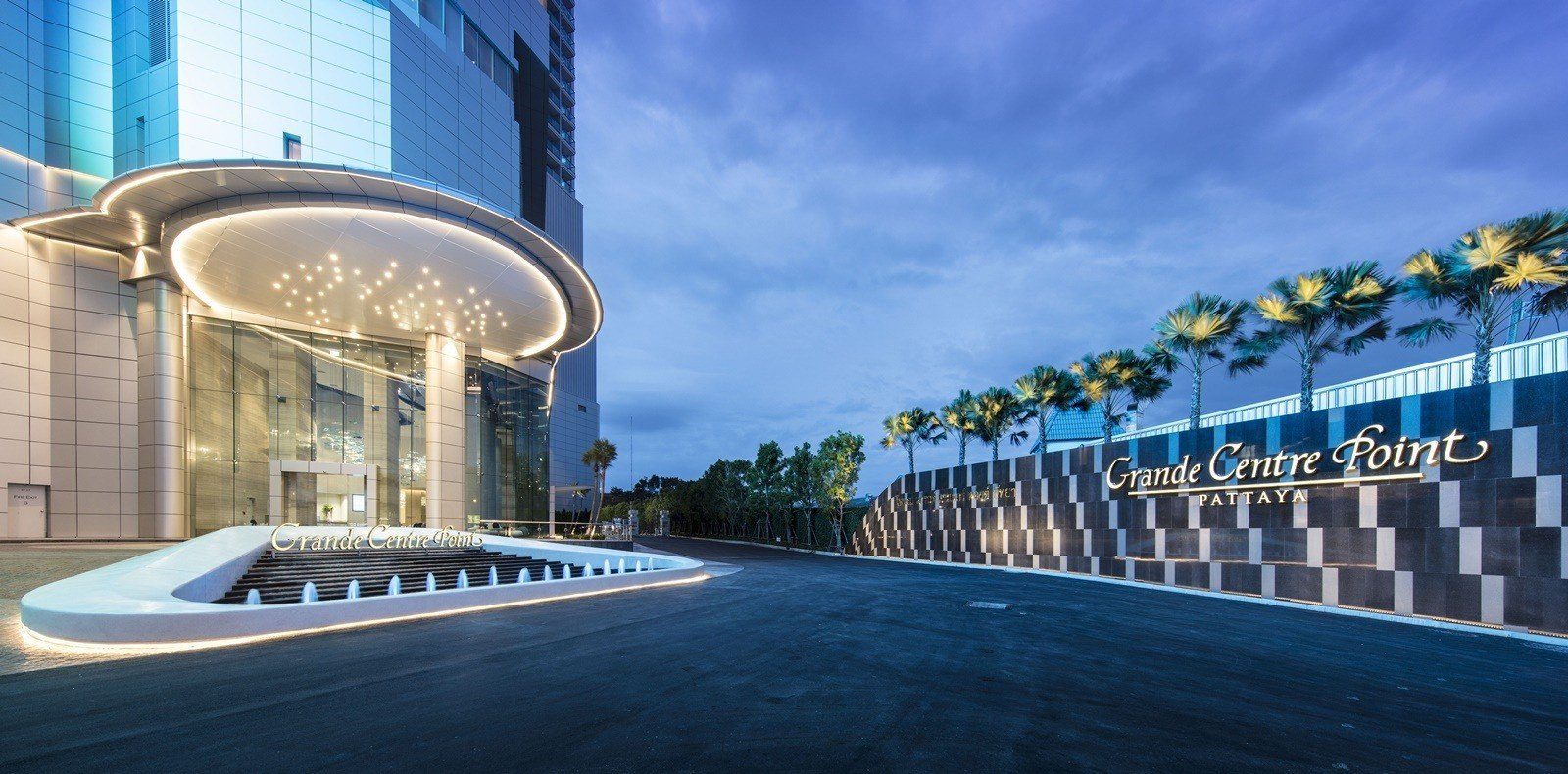 飯店入口車道與招牌（圖：Grande Centre Point Pattaya／官網）