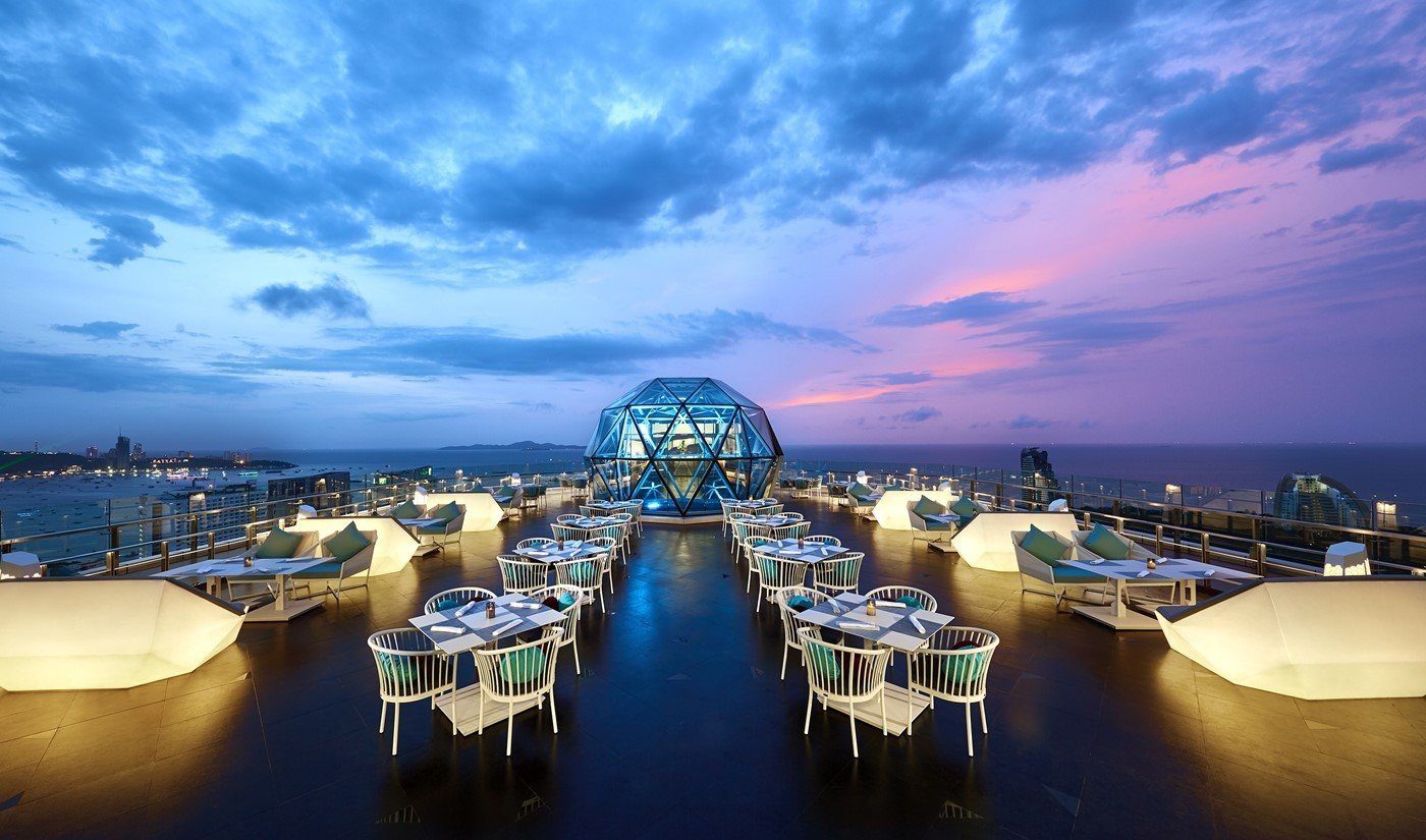 32 樓 The Sky 32 戶外座位與夜景（圖：Grande Centre Point Pattaya／官網）