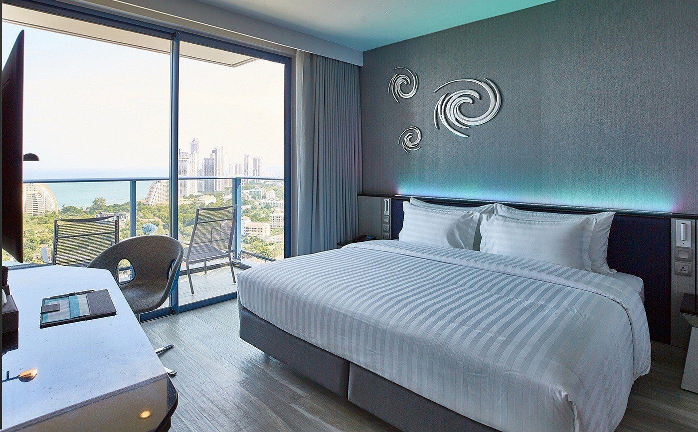 海景客房大床與陽台（圖：Grande Centre Point Pattaya／官網）