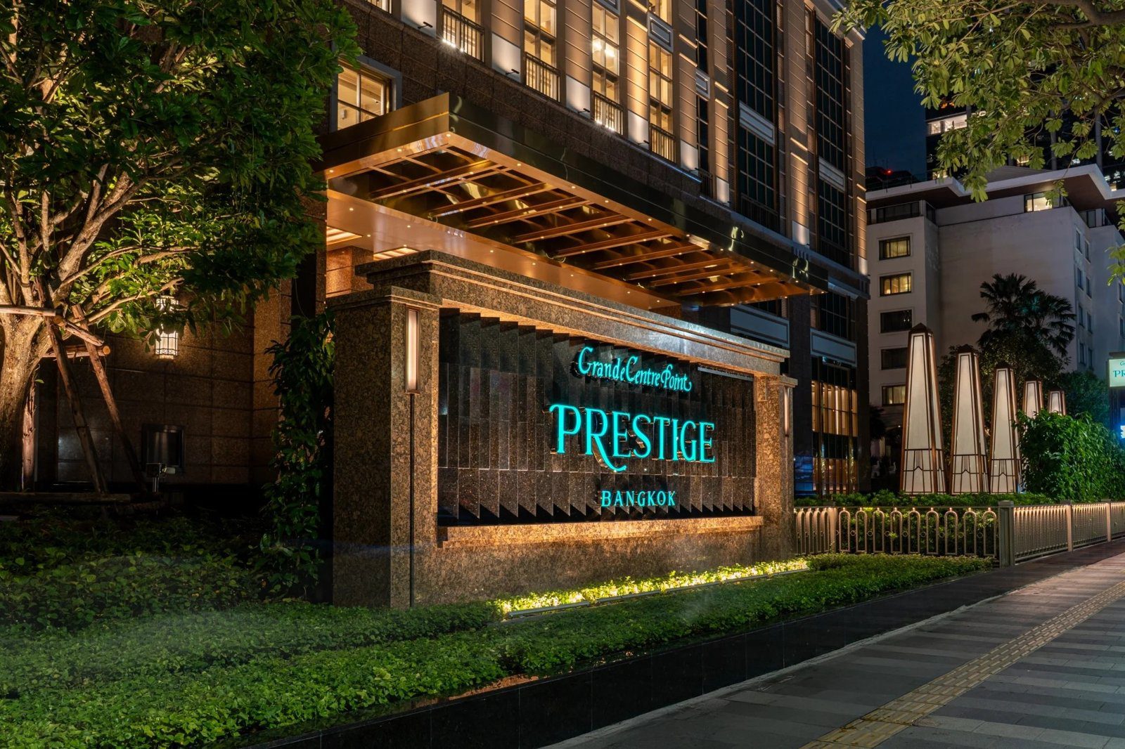 飯店入口招牌與人行道（圖：Grande Centre Point Prestige Bangkok／官網）