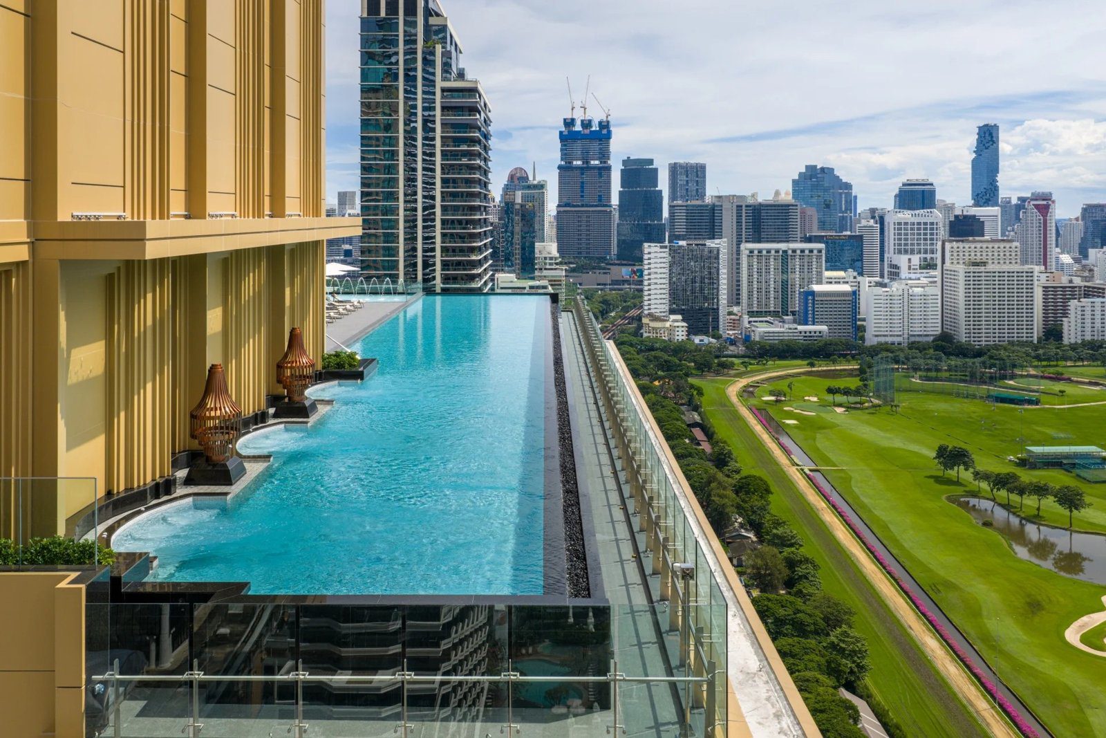 Sky Pool 無邊際泳池俯瞰運動俱樂部綠地（圖：Grande Centre Point Prestige Bangkok／官網）