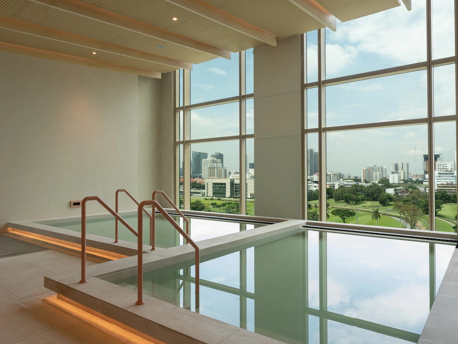 Let's Relax 溫泉浴池與窗外綠景（圖：Grande Centre Point Prestige Bangkok／官網）