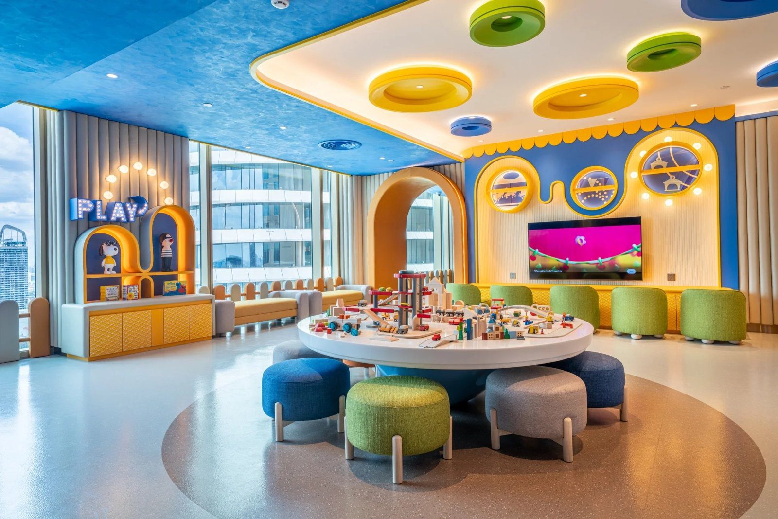 兒童俱樂部遊戲桌與座位區（圖：Grande Centre Point Prestige Bangkok／官網）