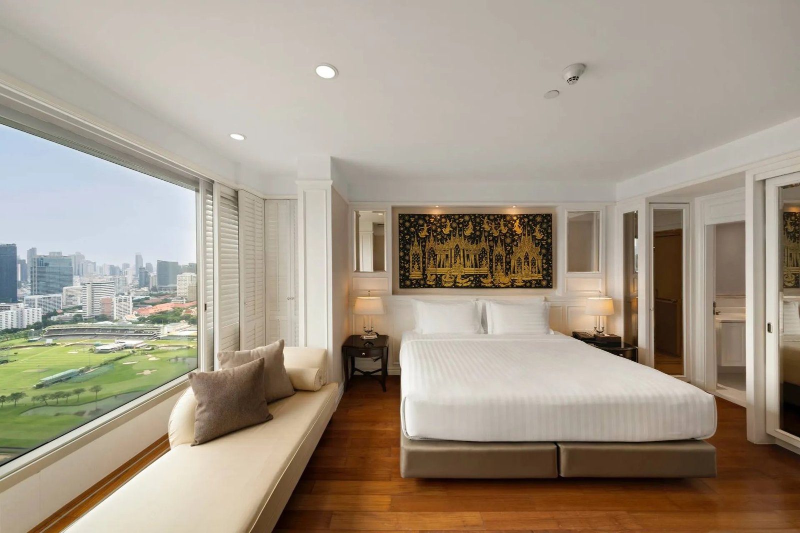 Grand Deluxe Room 大床與窗外城市景（圖：Grande Centre Point Ratchadamri／官網）