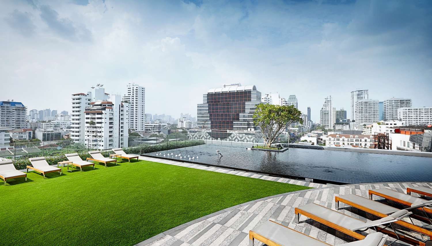 草坪躺椅與面向通羅街景的戶外泳池（圖：Grande Centre Point Sukhumvit 55／官網）